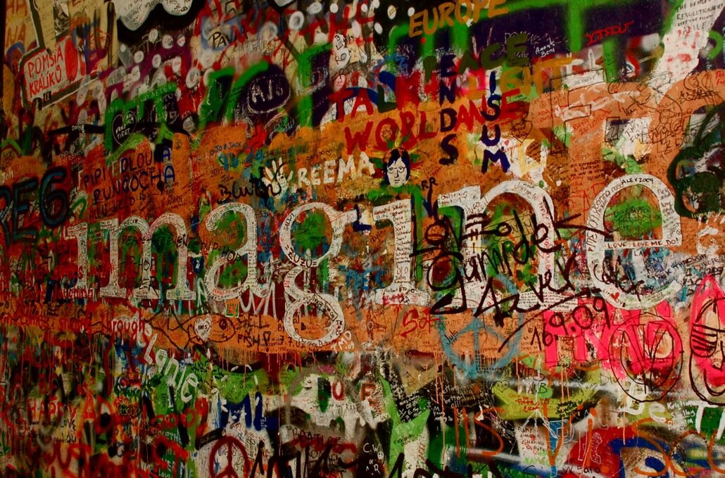 Стена Джона Леннона в Праге